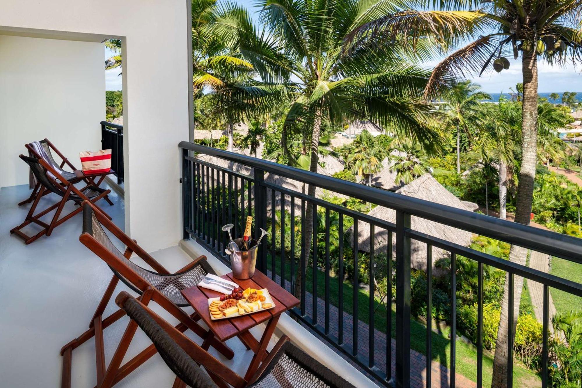 Outrigger Fiji Beach Resort Korotogo Exterior photo A balcony
